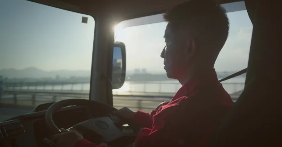 写真：トラックスを運転している男性社員