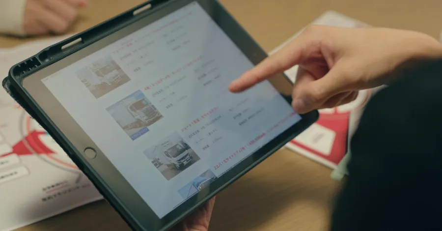 写真：タブレットに取り扱っているトラック情報が表示されている