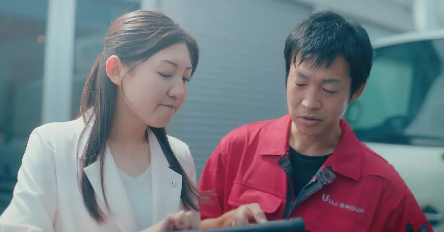 写真：話をしている女性社員と男性社員