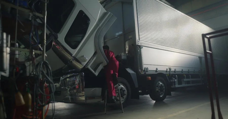 社員：トラック整備中の社員