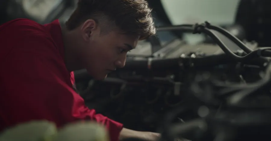 写真：トラックの内部を整備中の男性社員