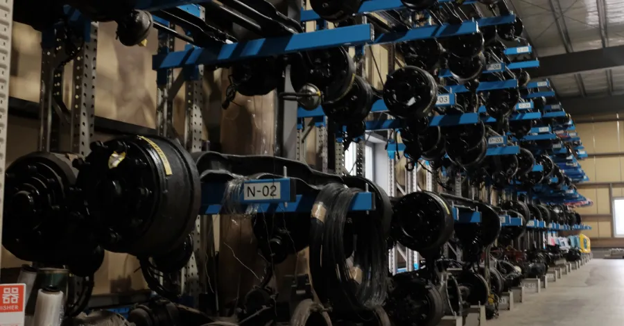 写真：倉庫に並んでいる多数のリファインパーツ