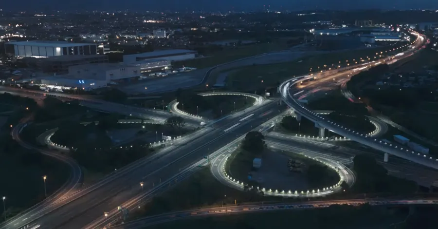 写真：夜の道路風景